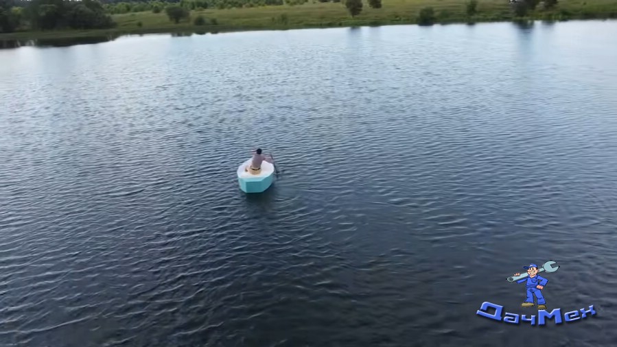 Самодельная игрушка лодка из пенопласта с пропеллером