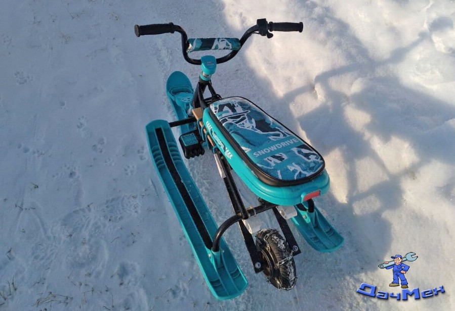 За основу был взят снегокат Snowdrive Nikakids, купленный за 2700 руб. Приводом служит мотор-колесо мощностью 350 Вт, расположенное между лыжами в задней части.-8